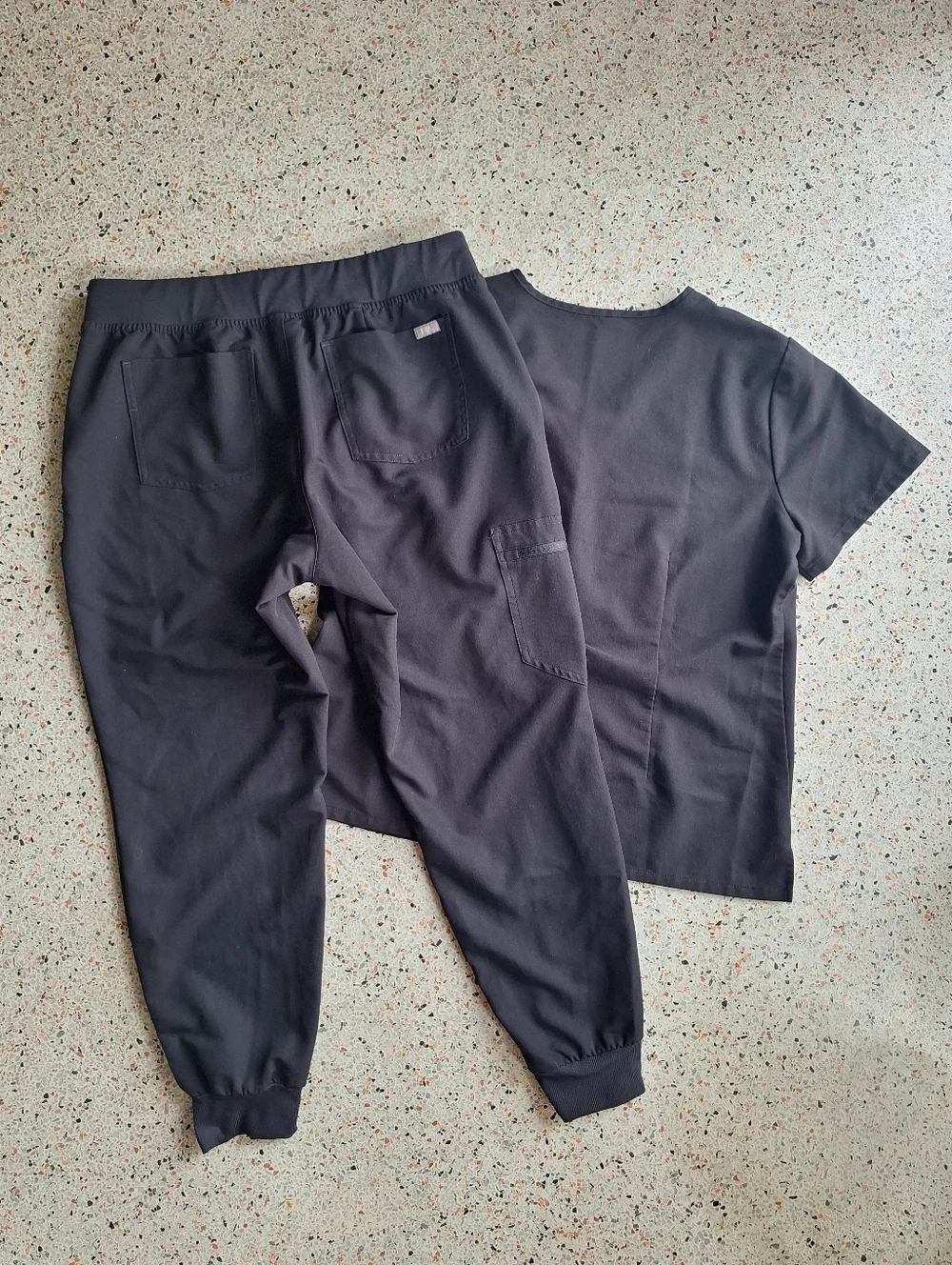 (Set) Figs Catrina One-Pocket Scrub Top & Figs Zamora Jogger Scrub Pants - Picture 5 of 7